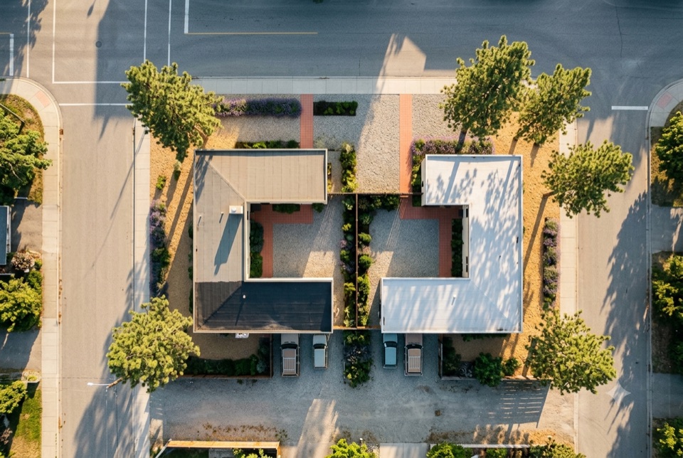 Corner lot, straight down. Two L plans turning their backs to the streets and opening into private courts.